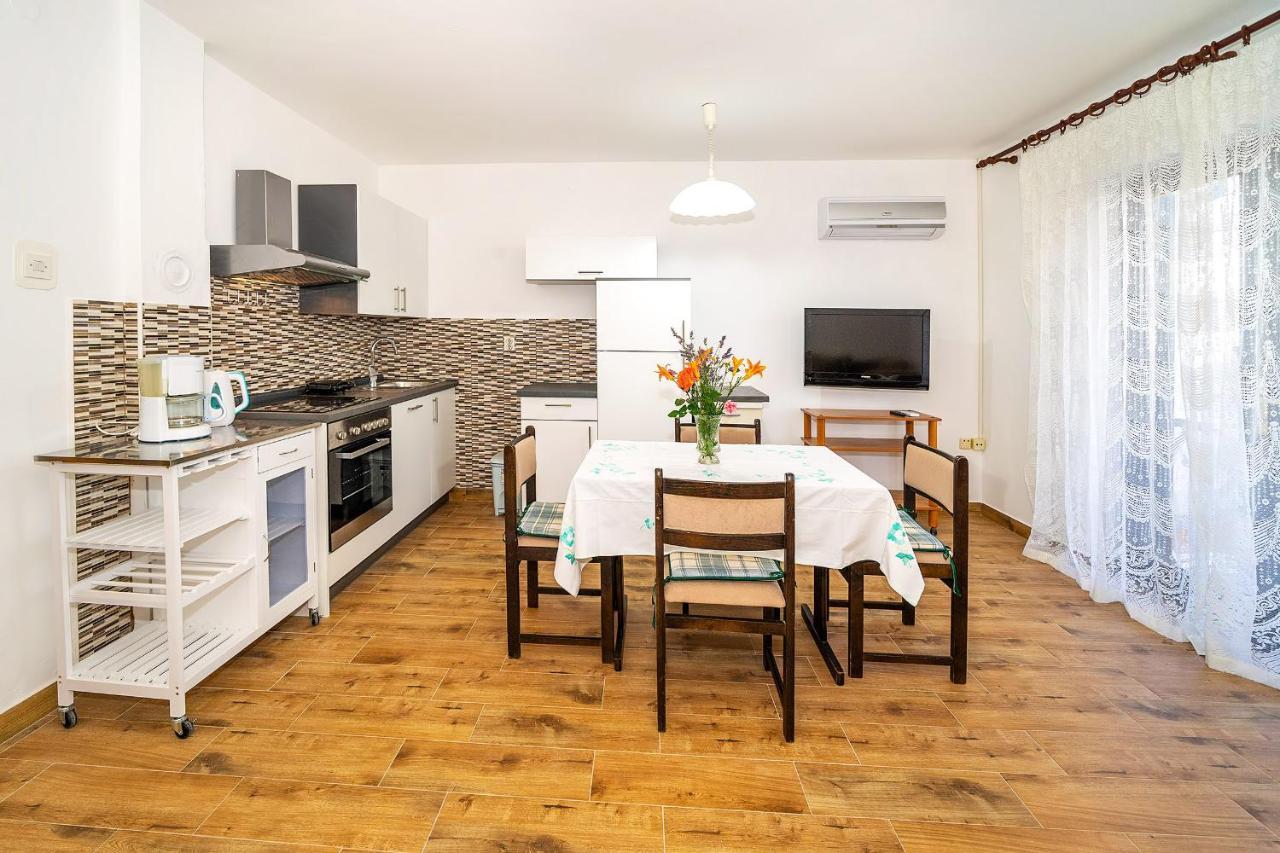 Apartments Jurina คิร์ก ภายนอก รูปภาพ