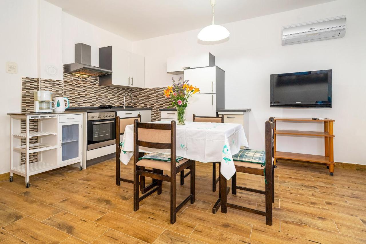 Apartments Jurina คิร์ก ภายนอก รูปภาพ