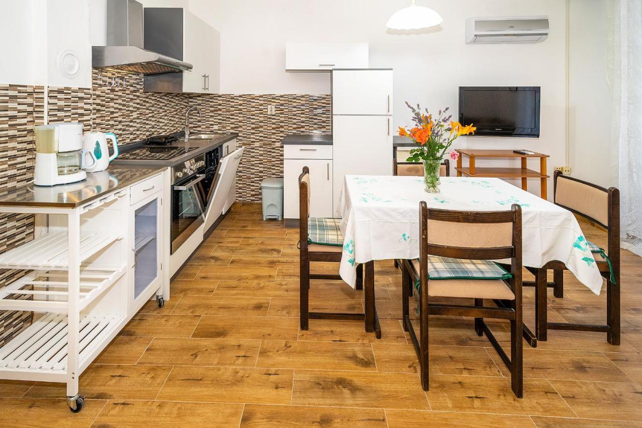 Apartments Jurina คิร์ก ภายนอก รูปภาพ